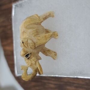 Loops‎ through trunk elephant carved pendant